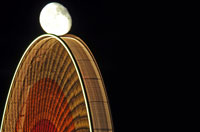 
	تقارن جالب ماه با یک چرخ و فلک در شهر فرایبورگ آلمان
