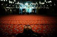 
	نورپردازی مسجد آبی در استانبول که نمایی مثل ستارگان آسمان به سقف مسجد می&zwnj;دهد...
