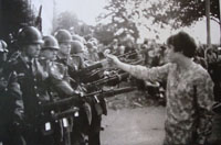
	دختر جوان صلح طلبی در حال گذاشتن گل در لوله تفنگ مامورین گارد در پنتاگون. این تظاهرات در اعتراض به جنگ ویتنام در سال 1967 صورت گرفته بود.
