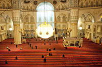 
	مسجد &laquo;کوکاتِپِه&raquo; در ترکیه با ظرفیت 24،000 نمازگزار یکی از بزرگ&zwnj;ترین مساجد جهان به شمار می&zwnj;رود. ساخت این مسجد در سال 1987 به اتمام رسید.
